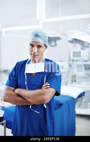 Vertrauen Sie mir, ich bin ein Arzt. Ein hübscher Arzt, der im Operationssaal mit Peelings steht. Stockfoto