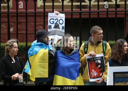 Sydney, Australien. 16.. November 2022. Protestorganisatorerklärung „am Dienstag, den 15.. November, hat russland fast 100 Raketen in die Ukraine abgefeuert. Zwei Raketen wurden in Polen abgefeuert, bei denen 2 Menschen getötet wurden. Wir werden vor dem NSW-Parlament protestieren, um zu fordern, dass russland als das anerkannt wird, was es ist - ein Terrorstaat. Wir werden auch darum bitten, russland ab G20 auszustoßen und der Ukraine mehr Waffen (insbesondere Luftverteidigungssysteme) zu liefern.“ Kredit: Richard Milnes/Alamy Live Nachrichten Stockfoto