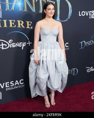 Gabriella Baldacchino kommt bei der DESILLUSIONIERTEN Premiere von