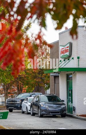 Geschäftiges Krispy Kreme Donuts Drive-Thru in Snellville, Georgia. (USA) Stockfoto