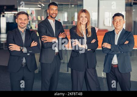 Gruppe von mehrrassischen Geschäftsleuten in Anzug stehend eine Reihe in modernen Büro Stockfoto
