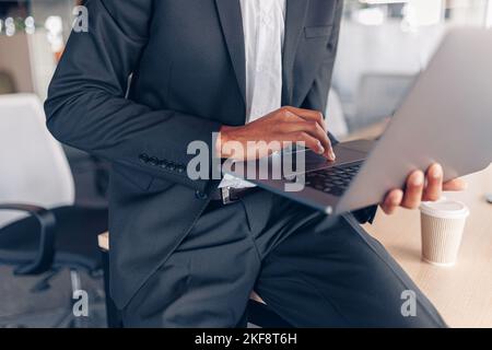 Nahaufnahme der hände afrikanischer Geschäftsleute, die im Büro auf einem Laptop arbeiten Stockfoto