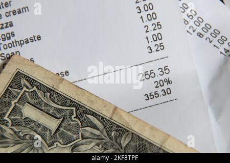 Ein Scheck aus dem Supermarkt ist auf dem Tisch, ein Papierscheck mit Einkäufen, Finanzen Summen Stockfoto