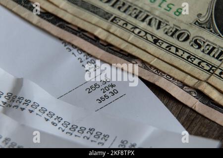 Ein Scheck aus dem Supermarkt ist auf dem Tisch, ein Papierscheck mit Einkäufen, Finanzen Summen Stockfoto