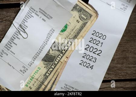 Ein Scheck aus dem Supermarkt ist auf dem Tisch, ein Papierscheck mit Einkäufen, Finanzen Summen Stockfoto