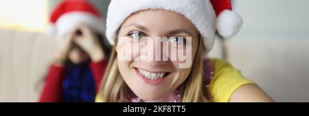 Blonde Frau mit freundlichem Lächeln Stockfoto