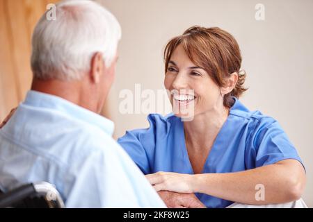 Die bestmögliche Versorgung ihrer Patienten. Eine Krankenschwester überprüft ihre ältere Patientin. Stockfoto