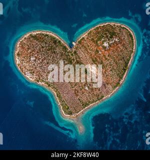 Galesnjak, Kroatien - Luftaufnahme von oben nach unten auf die berühmte herzförmige Insel Galesnjak an der Adria in Zadar Archipel, Dalmatien Region Stockfoto