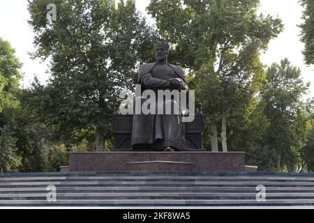 Statue of Amir Temur (1336-1405) alias Tamerlane, University Boulevard, European Town, Samarkand, Samarkand Province, Usbekistan, Zentralasien Stockfoto