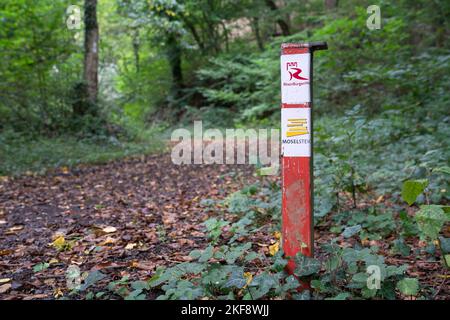 WINNINGEN, DEUTSCHLAND - 29. SEPTEMBER 2021: Fernwanderweg Rheinschloss und Moselwanderweg mit Schwerpunkt auf dem typischen Wanderzeichen am September Stockfoto