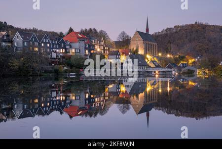 Panoramabild des Beyenburger Sees mit Wasserspiegelung und Herbstfarben, Wuppertal, Bergisches Land, Deutschland Stockfoto