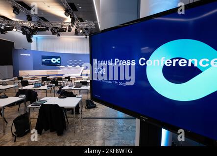 München, Deutschland. 17.. November 2022. Vor Beginn der Jahrespressekonferenz in der Siemens-Zentrale wird ein Monitor mit der Aufschrift „Jahrespressekonferenz“ gesehen. Das Unternehmen wird seine Jahreszahlen am 17. November 2022 präsentieren. Quelle: Sven Hoppe/dpa/Alamy Live News Stockfoto