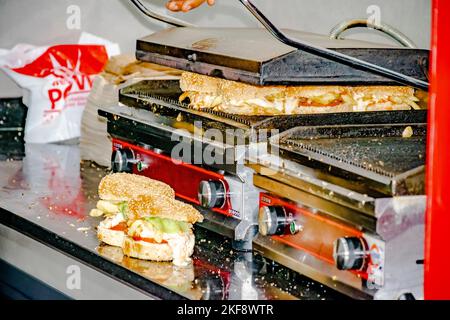 Cheeseburger werden in einem Küchenrestaurant zubereitet. Zwei Burger, gefüllt mit Mayonnaise und Ketchup-Sauce. Babaarroudj Burger in Dely Brahim Stockfoto