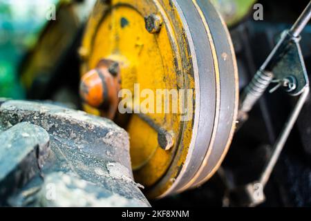Hinter der Traktorrolle mit zwei Riemen in Nahaufnahme. Traktor für die Landwirtschaft, Landmaschinen Stockfoto