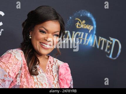 Los Angeles, USA. 16.. November 2022. Yvette Nicole Brown kommt bei der DESILLUSIONIERTEN Premiere von Disney an, die am Mittwoch, dem 16. November 2022, im El Capitan Theatre in Hollywood, CA, stattfand. (Foto: Sthanlee B. Mirador/Sipa USA) Quelle: SIPA USA/Alamy Live News Stockfoto