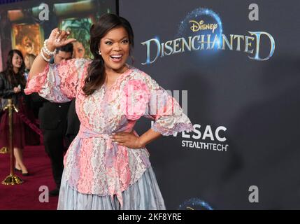 Los Angeles, USA. 16.. November 2022. Yvette Nicole Brown kommt bei der DESILLUSIONIERTEN Premiere von Disney an, die am Mittwoch, dem 16. November 2022, im El Capitan Theatre in Hollywood, CA, stattfand. (Foto: Sthanlee B. Mirador/Sipa USA) Quelle: SIPA USA/Alamy Live News Stockfoto