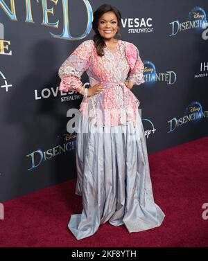 Los Angeles, USA. 16.. November 2022. Yvette Nicole Brown kommt bei der DESILLUSIONIERTEN Premiere von Disney an, die am Mittwoch, dem 16. November 2022, im El Capitan Theatre in Hollywood, CA, stattfand. (Foto: Sthanlee B. Mirador/Sipa USA) Quelle: SIPA USA/Alamy Live News Stockfoto