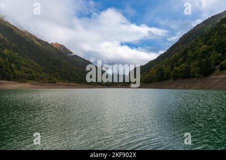 Lac de Fabreges, dessen Wasserstand viel niedriger ist als üblich. In den atlantischen Pyrenäen, in Neu-Aquitanien, Frankreich Stockfoto