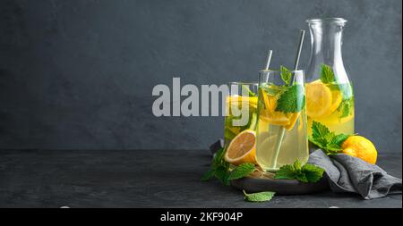 Limonade mit Minze auf dunklem Hintergrund. Gesunde Getränke. Stockfoto