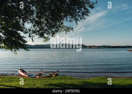 Eine Nahaufnahme von Kajaks am Ufer des Lipno-Sees an einem schönen sonnigen Tag in der Tschechischen Republik Stockfoto