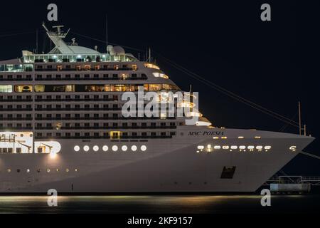 Das Kreuzfahrthotel MSC Poesia im alten Hafen von Katar. Stockfoto