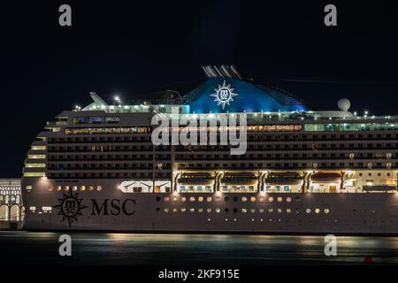 Das Kreuzfahrthotel MSC Poesia im alten Hafen von Katar. Stockfoto