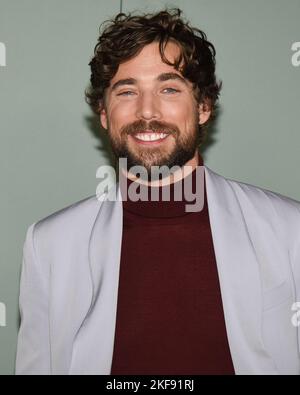16. November 2022 – Los Angeles, Kalifornien – Dustin Milligan. Los Angeles Premiere von Prime Video's „The People We Hate at the Wedding“ im Regency Village Theatre. Stockfoto