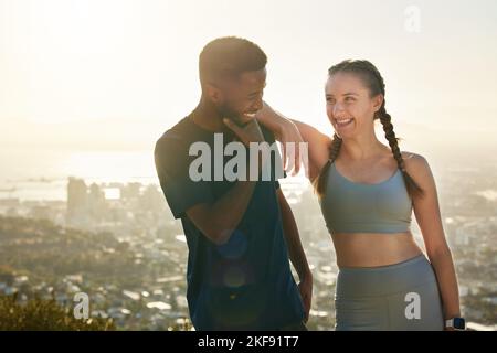 Fitness-, Wander- und interracial-Paar begeistert von Trainingsziel, Motivation und Unterstützung in der Natur mit Stadt. Workout, Bewegung und schwarz Mann und Stockfoto