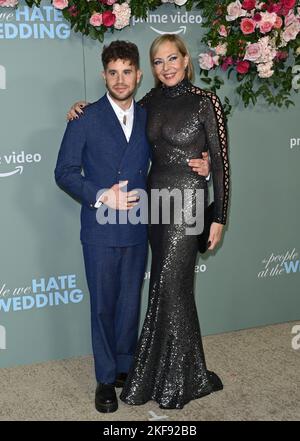 Los Angeles, USA. 16.. November 2022. Allison Janney & Ben Platt bei der Premiere von „The People We Hate at the Wedding“ im Regency Village Theatre. Bildquelle: Paul Smith/Alamy Live News Stockfoto