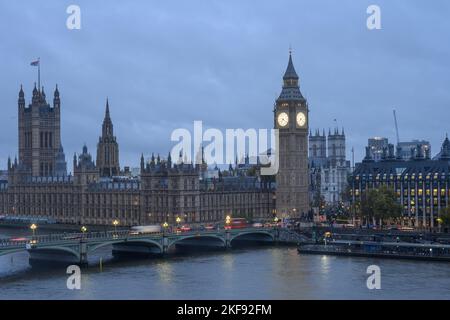 Westminster, London, Großbritannien. 17.. November 2022. Wetter in Großbritannien: Die Aussichten sind düster, da London am Tag, an dem die Kanzlerin ein Paket von Steuererhöhungen und Ausgabenkürzungen ankündigen wird, zu einem trüben Himmel und einer schweren Wolke aufwacht. Kredit: Celia McMahon/Alamy Live Nachrichten. Stockfoto
