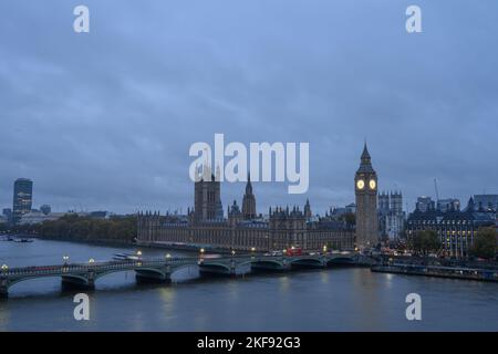 Westminster, London, Großbritannien. 17.. November 2022. Wetter in Großbritannien: Die Aussichten sind düster, da London am Tag, an dem die Kanzlerin ein Paket von Steuererhöhungen und Ausgabenkürzungen ankündigen wird, zu einem trüben Himmel und einer schweren Wolke aufwacht. Kredit: Celia McMahon/Alamy Live Nachrichten Stockfoto
