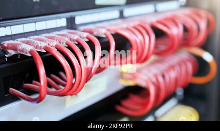 IT, Server und Kabel für Cybersicherheit, Internetsicherheit und Informationstechnologie in Unternehmen. Cybersicherheit, Serverraum und Rechenzentrum mit Stockfoto