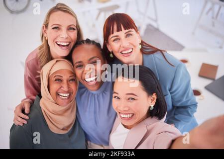 Business, Freunde und Büro Selfie mit glücklichen Geschäftsfrauen aufgeregt, inklusiv und entspannen zusammen. Vielfalt, Gesicht und Team von befähigt Stockfoto