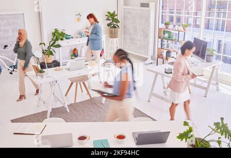 Büro Vielfalt, Gehen und beschäftigt Frauen arbeiten an Frauen Empowerment Werbung Forschung in Marketing-Agentur. Coworking Group, Startup klein Stockfoto