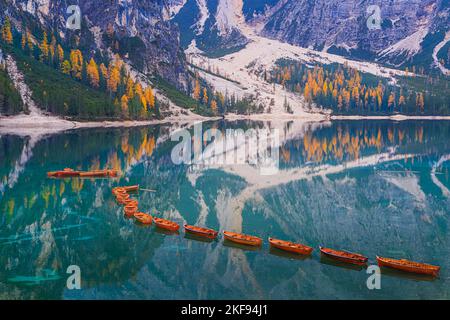 Ein ruhiger Herbstmorgen mit vielen Herbstfarben von den Lärchen und den berühmten Booten am Pragser Wildsee (Lago Prages), einem malerischen See in Stockfoto