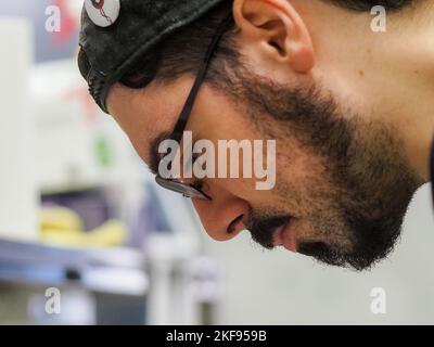 Schmelzender Paspelsack hellblau türkisgrün Füllung, um einen Milchkuchen Tropfen Stockfoto