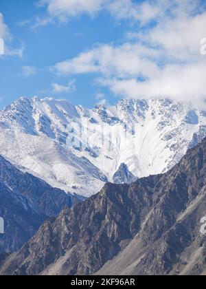 Atemberaubende Berglandschaft Karimabad in der pakistanisch verwalteten Kaschmir-Region von Gilgit-Baltistan an einem hellen Morgen - Vertikale Aufnahme Stockfoto