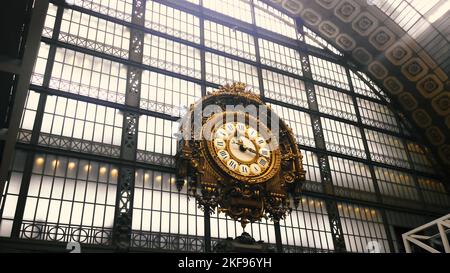 Goldene Uhr in der Haupthalle des Musée d'Orsay in Paris Stockfoto