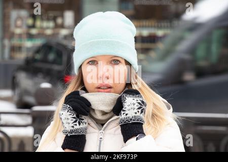 Mädchen im Winter im Winter Kleidung in der Stadt für einen Spaziergang, Porträt eines Mädchens auf der Straße im Winter Stockfoto