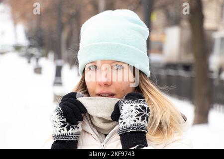 Mädchen im Winter im Winter Kleidung in der Stadt für einen Spaziergang, Porträt eines Mädchens auf der Straße im Winter Stockfoto