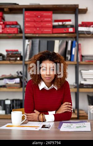 Erfolg erfordert Entschlossenheit und harte Arbeit. Potrait einer jungen Frau im Büro. Stockfoto