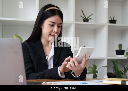 Geschäftsfrau Buchhalterin, die am Schreibtisch mit einem Rechner arbeitet, um die Zahlen zu berechnen, Finanzbuchhaltung Konzept Stockfoto