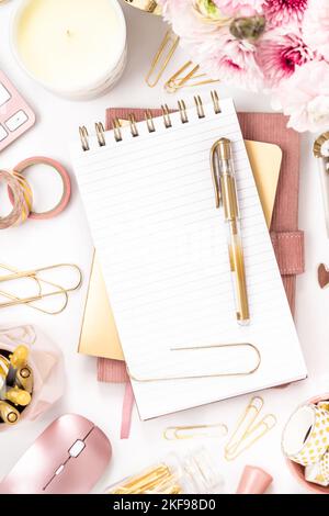 Eine feminine Stock-Kollektion in Gold- und staubrosa Farbtönen ♥ Desktop-Lifestyle-Thema inspiriert vom Büroarbeitsplatz eines stylischen Girl-Chefs Stockfoto