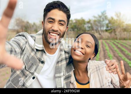 Selfie, Paar und Landwirtschaft, Landwirt und Bauernhof mit Ernte und Land für nachhaltige Landwirtschaft und grüne Umwelt. Crop, organisch und man, schwarz Stockfoto