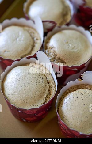 Ein Stapel frisch gebackener Cupcakes mit Kaffeegeschmack Stockfoto