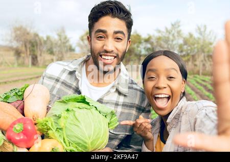 Gemüse, Landwirtschaft und Bauernpaar auf dem Bauernhof, nachhaltiges Landwirtschaftsporträt und Bio-Ernte mit frischem Essen und Natur. Vielfalt, glücklich und Stockfoto