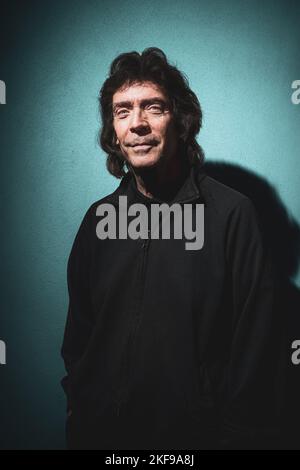 STEVE HACKETT PORTRAIT: Stephen Richard Hackett ist ein englischer Musiker, Sänger, Songwriter und Plattenproduzent, der von 1971 bis 1977 als Lead-Gitarrist der progressiven Rockband Genesis an Bedeutung gewann. 2010 wurde er als Mitglied der Genesis in die Rock and Roll Hall of Fame aufgenommen. Stockfoto