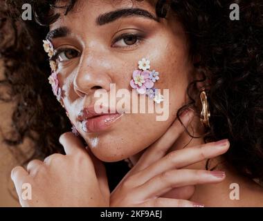 Schönheit, Blumen und Make-up, Porträt einer schwarzen Frau aus Brasilien mit schönem Gesicht auf Studio-Hintergrund. Natur, Luxus Make-up und Kunst, natürlich Stockfoto