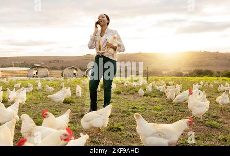 Schwarze Frau, Huhn und Telefonanruf, Farm und Networking mit Kontakt, Lächeln und glückliche Kommunikation im Freien. Bauer, glücklich und Gespräch weiter Stockfoto
