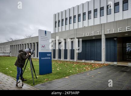 BADHOEVEDORP - Presse vor dem Gerichtsgebäude in Schiphol vor dem Urteil im umfangreichen Strafverfahren über den Abschuss von Flug MH17. Vier Männer werden wegen der Beteiligung an der Katastrophe, bei der alle Insassen getötet wurden, angeklagt. ANP REMKO DE WAAL niederlande Out - belgien Out Stockfoto